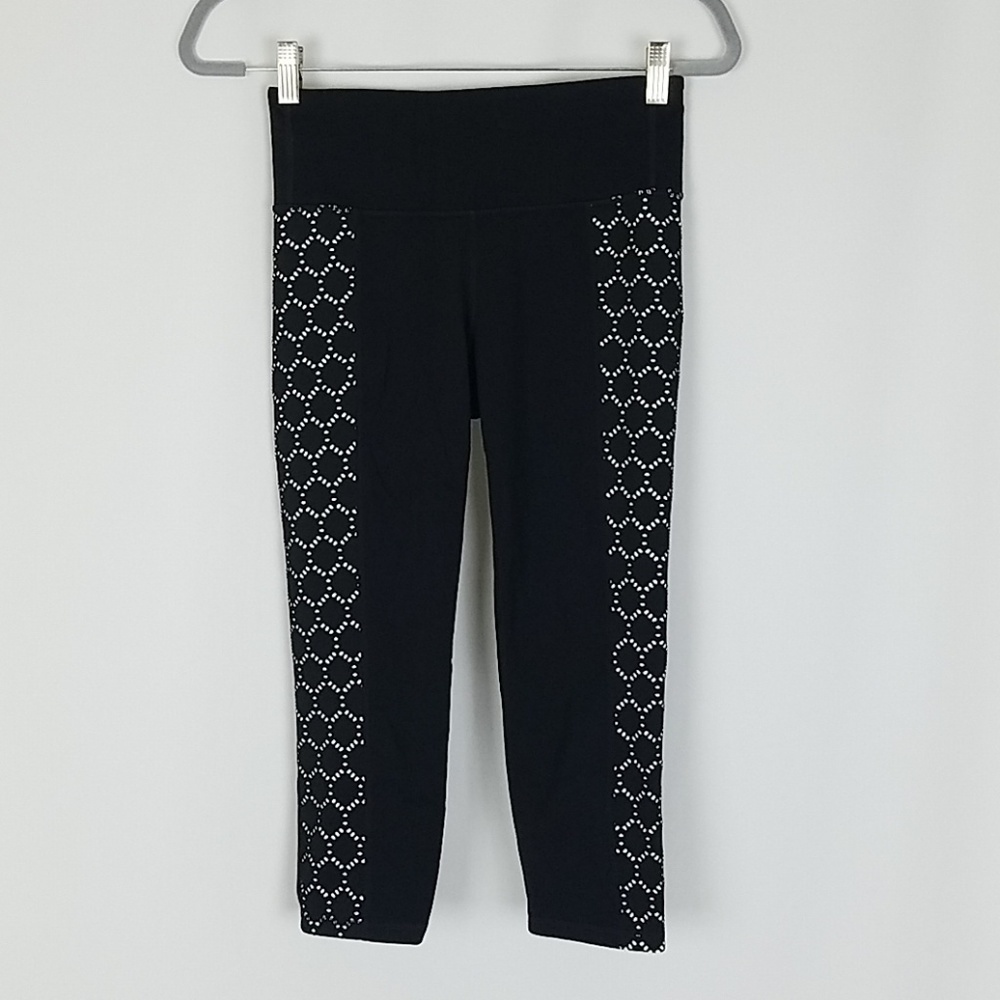 Athleta women S black high rise eyelet Chaturanga capri yoga‎ activewear gym